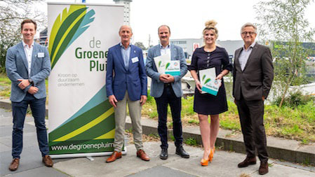 De winnaars Groene Pluim ontvangen certificaat van wethouder en Stichting De Groene Pluim